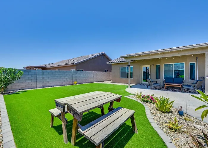 Family-friendly Yuma W/ Private Yard & Pool Holiday home