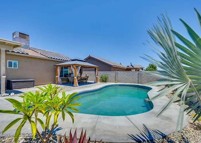 Family-friendly Yuma W/ Private Yard & Pool Holiday home